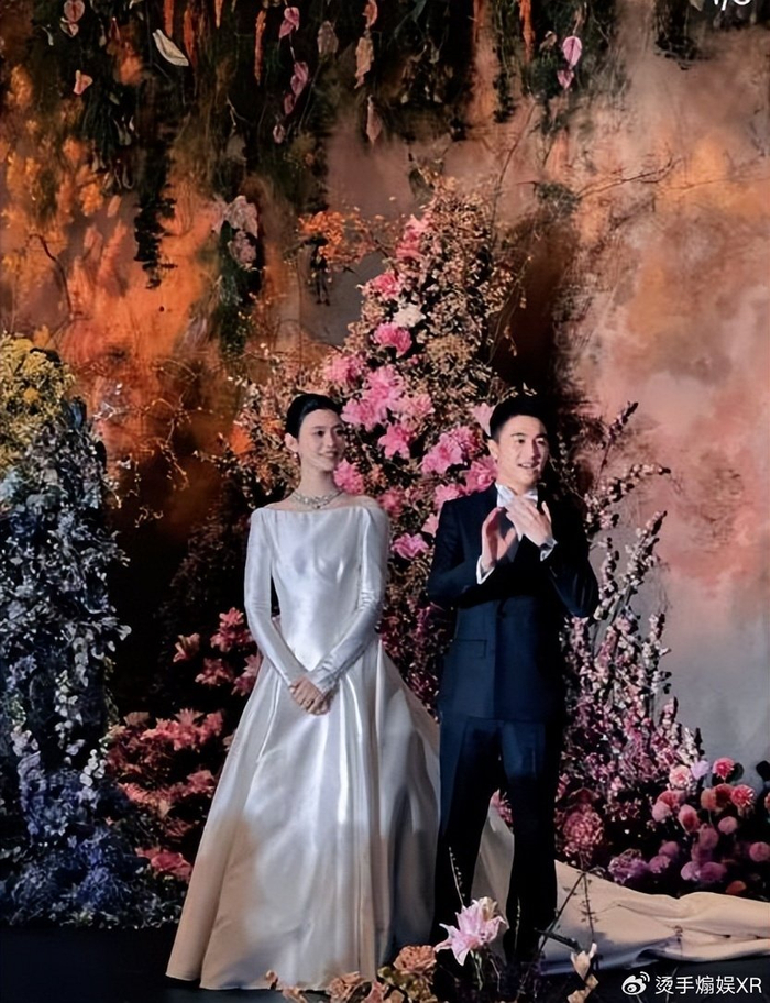 奚梦瑶何猷君答谢宴群星齐聚，何超琼与四太热聊，一双儿女大方露脸出，图片 1