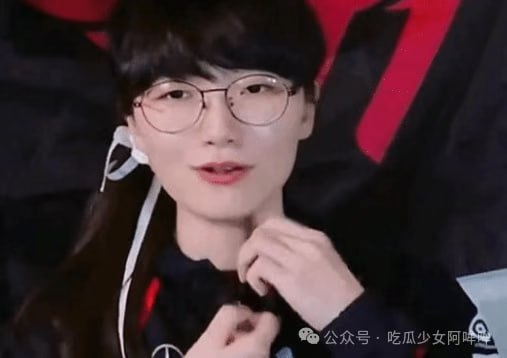 女版Faker“小莎”拒穿T1战袍“吓人”，女版Scout黑丝热舞引争议：模仿电竞明星，流量密码or形象杀手？，图片 1