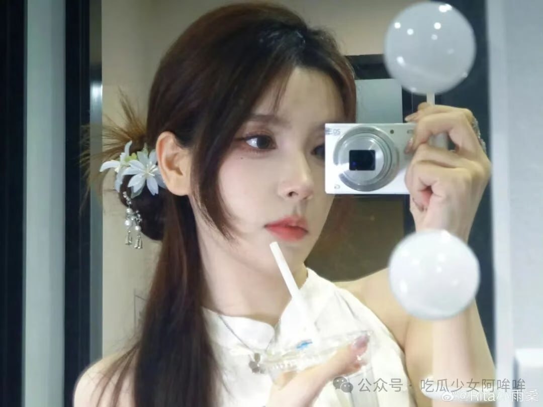 LPL颜值担当Rita合体姿态直播高能翻车：选小优最美、错把王者英雄当LOL，火锅拉克丝cos出圈！，图片 1